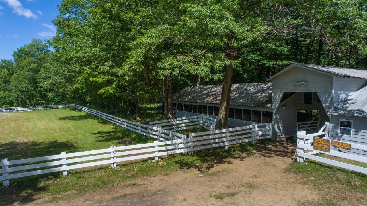 לייק ג'ורג' Roaring Brook Ranch Resort מראה חיצוני תמונה
