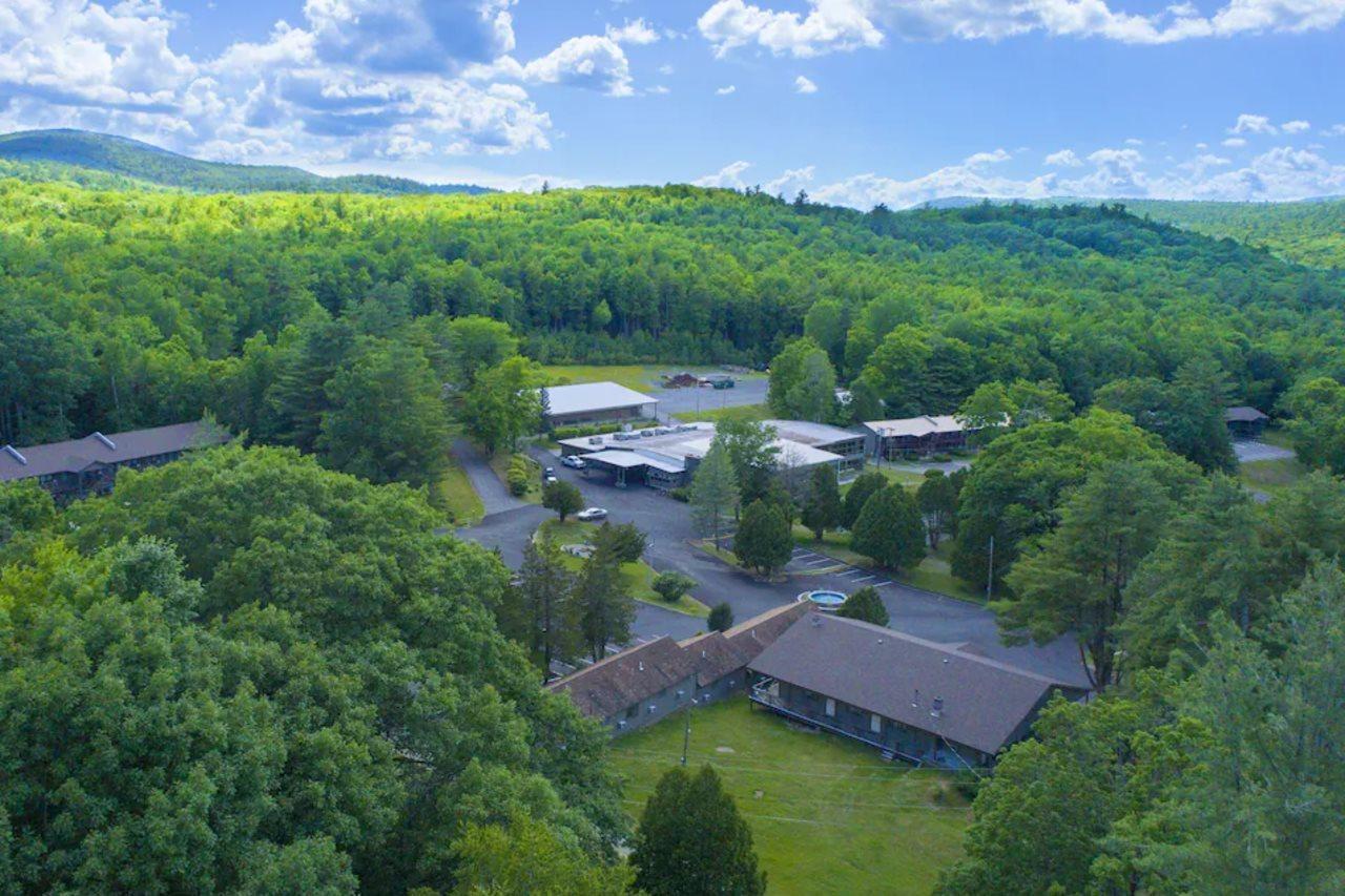 לייק ג'ורג' Roaring Brook Ranch Resort מראה חיצוני תמונה