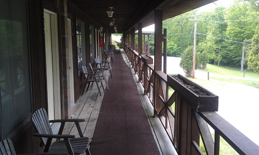 לייק ג'ורג' Roaring Brook Ranch Resort מראה חיצוני תמונה