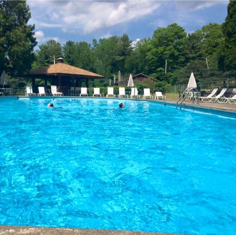 לייק ג'ורג' Roaring Brook Ranch Resort מראה חיצוני תמונה